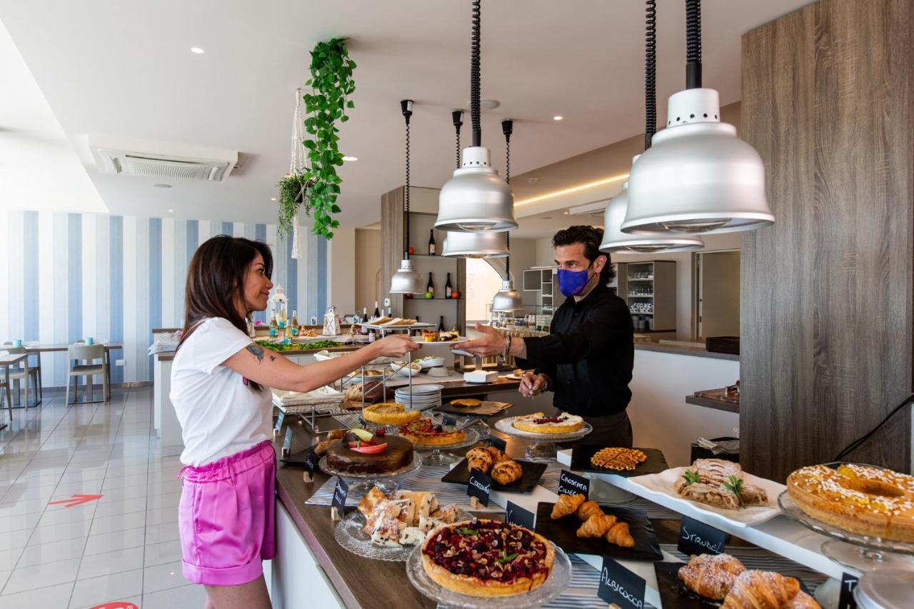 Hotel Alexandra - Beach Front - Healthy Xxl Breakfast & Brunch Until 12 30 - Parking Included Misano Adriatico Εξωτερικό φωτογραφία