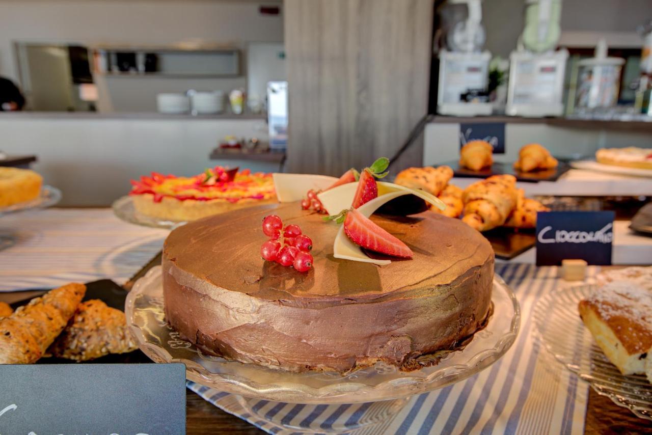 Hotel Alexandra - Beach Front - Healthy Xxl Breakfast & Brunch Until 12 30 - Parking Included Misano Adriatico Εξωτερικό φωτογραφία
