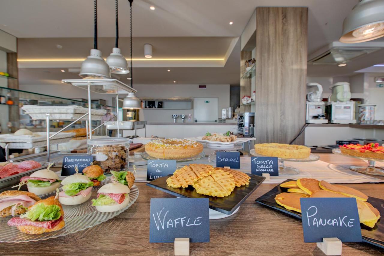 Hotel Alexandra - Beach Front - Healthy Xxl Breakfast & Brunch Until 12 30 - Parking Included Misano Adriatico Εξωτερικό φωτογραφία