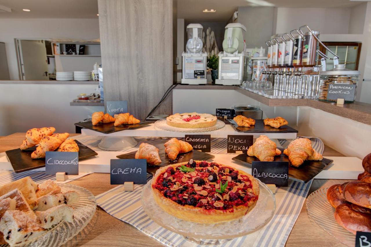 Hotel Alexandra - Beach Front - Healthy Xxl Breakfast & Brunch Until 12 30 - Parking Included Misano Adriatico Εξωτερικό φωτογραφία