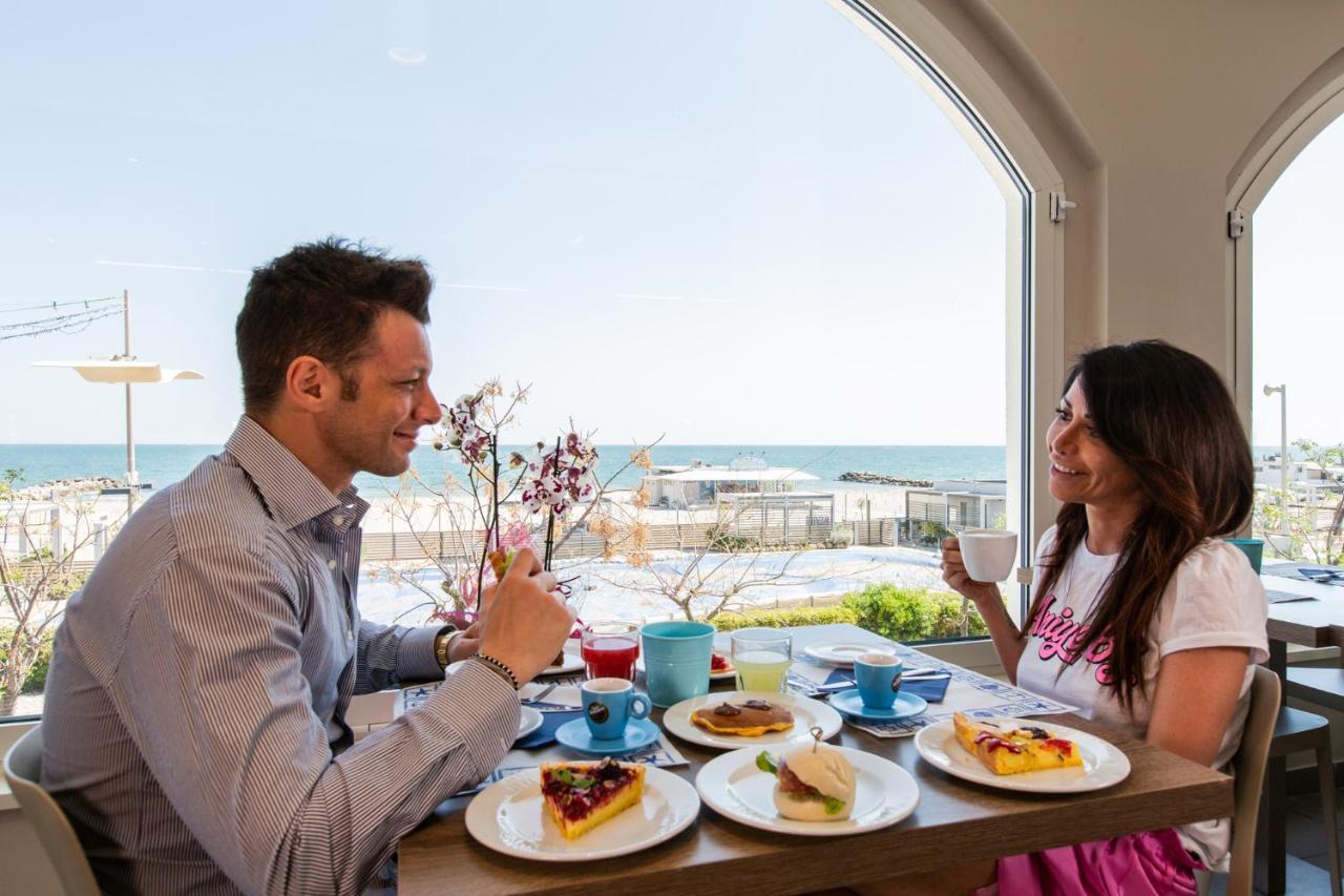 Hotel Alexandra - Beach Front - Healthy Xxl Breakfast & Brunch Until 12 30 - Parking Included Misano Adriatico Εξωτερικό φωτογραφία