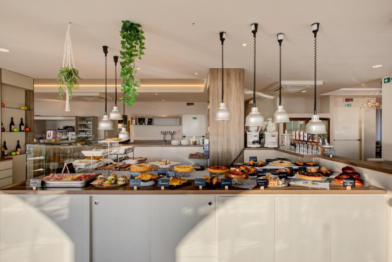 Hotel Alexandra - Beach Front - Healthy Xxl Breakfast & Brunch Until 12 30 - Parking Included Misano Adriatico Εξωτερικό φωτογραφία