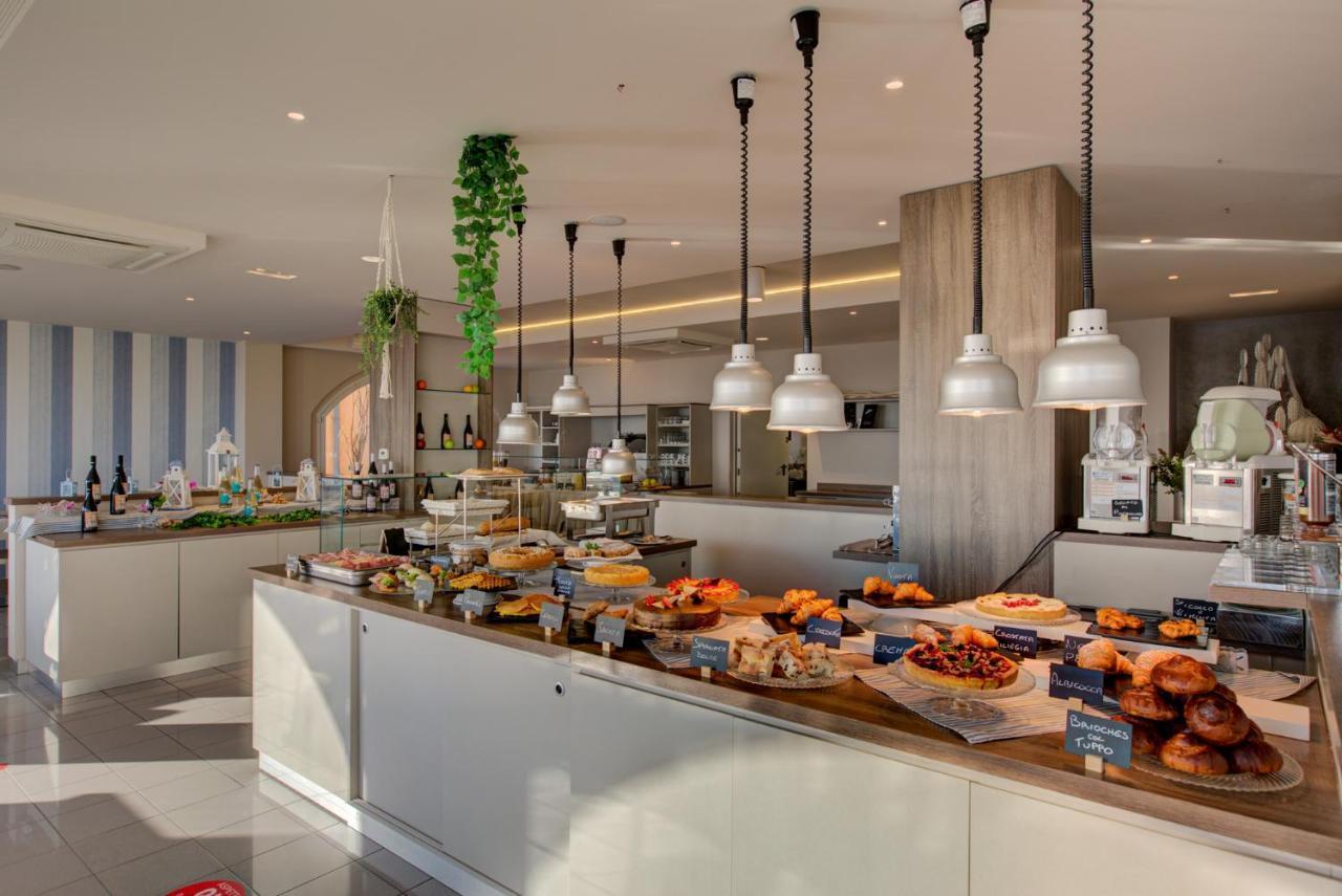 Hotel Alexandra - Beach Front - Healthy Xxl Breakfast & Brunch Until 12 30 - Parking Included Misano Adriatico Εξωτερικό φωτογραφία