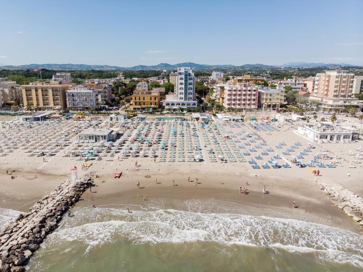 Hotel Alexandra - Beach Front - Healthy Xxl Breakfast & Brunch Until 12 30 - Parking Included Misano Adriatico Εξωτερικό φωτογραφία
