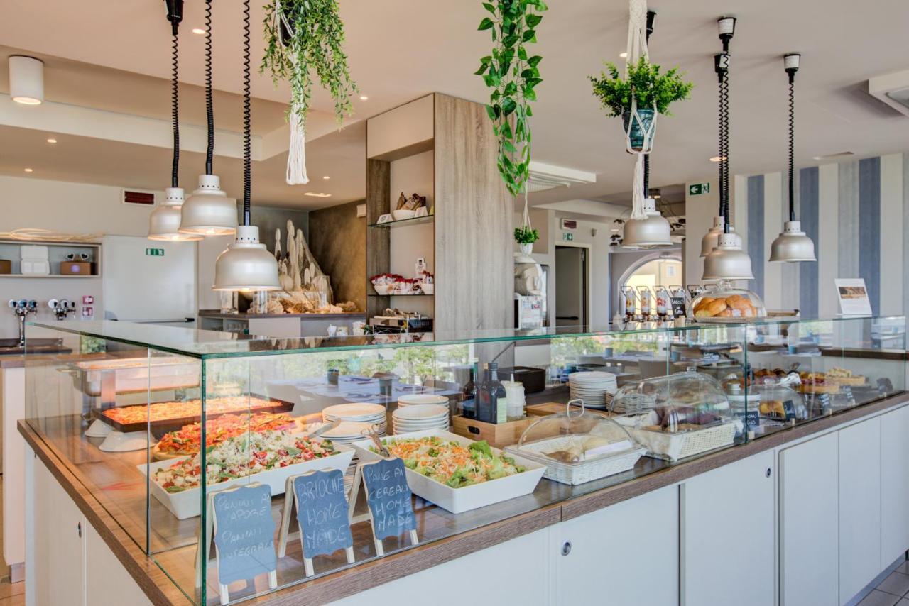 Hotel Alexandra - Beach Front - Healthy Xxl Breakfast & Brunch Until 12 30 - Parking Included Misano Adriatico Εξωτερικό φωτογραφία