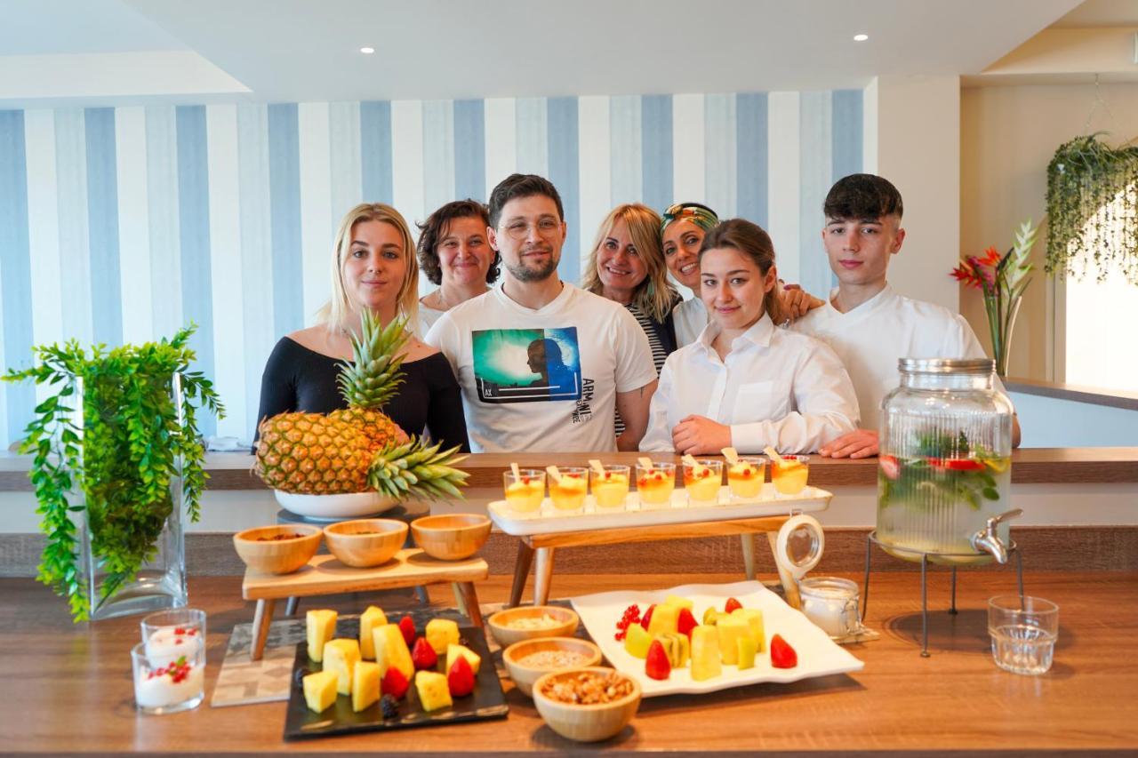 Hotel Alexandra - Beach Front - Healthy Xxl Breakfast & Brunch Until 12 30 - Parking Included Misano Adriatico Εξωτερικό φωτογραφία