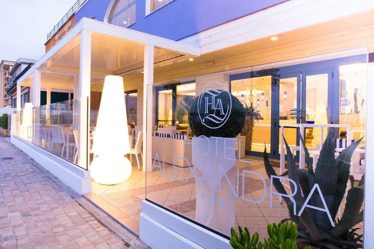 Hotel Alexandra - Beach Front - Healthy Xxl Breakfast & Brunch Until 12 30 - Parking Included Misano Adriatico Εξωτερικό φωτογραφία
